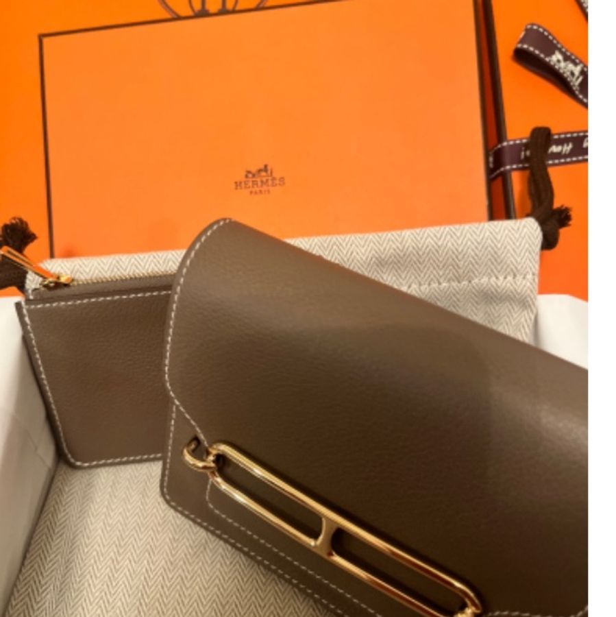 已售 莫下標Hermes ❤️愛馬仕 豬鼻經典山羊皮Roulis Slim 豬鼻子錢包/腰包(18大象灰/淡金)-0