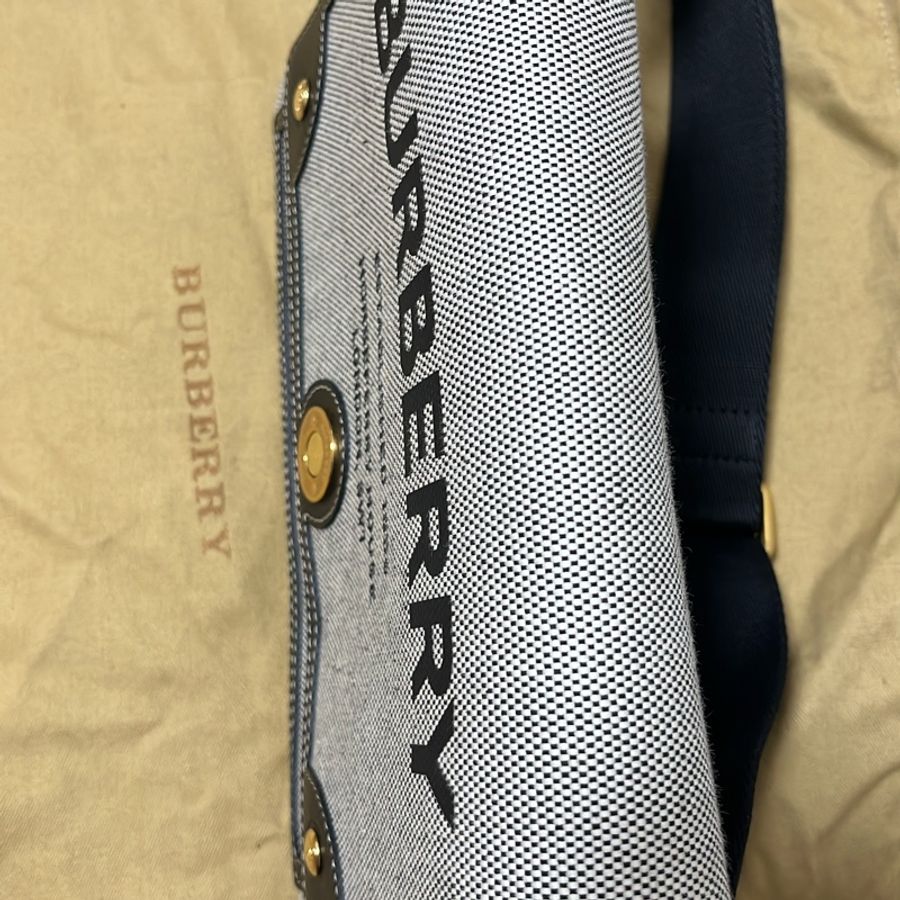 Burberry Horseferry 印花帆布 Note 斜背包-1