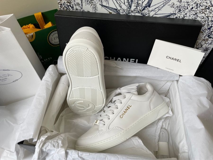 Chanel 全新經典柔軟皮革燙金字小白鞋-2