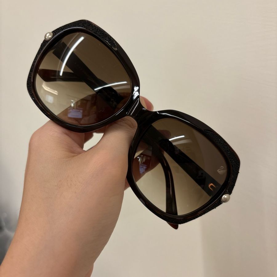 Swarovski 高貴感咖啡色太陽眼鏡-4