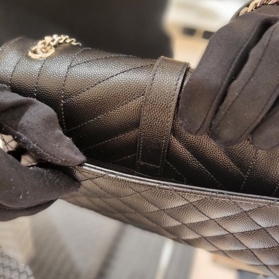 🎉新品好折扣✨Saint Laurent YSL 600195 三種衍縫粒面壓紋皮革信封包 黑色及銀色Logo《2026季度新品》-4
