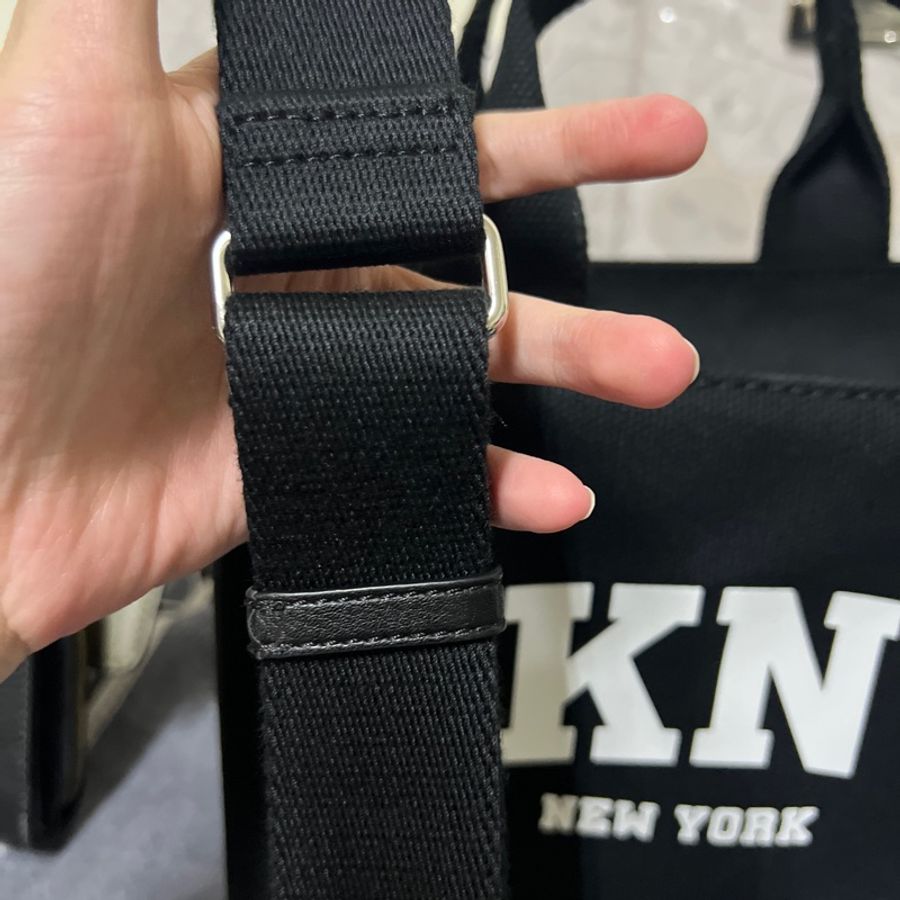 DKNY-包-亮面字樣可手提肩背側背紙袋包（黑）帆布-3