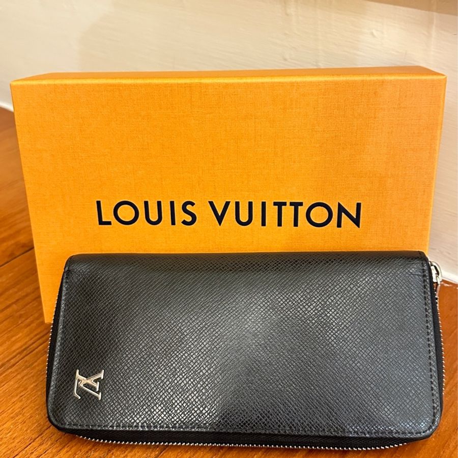 LV 黑皮革銀LOGOㄇ拉鍊長夾-0