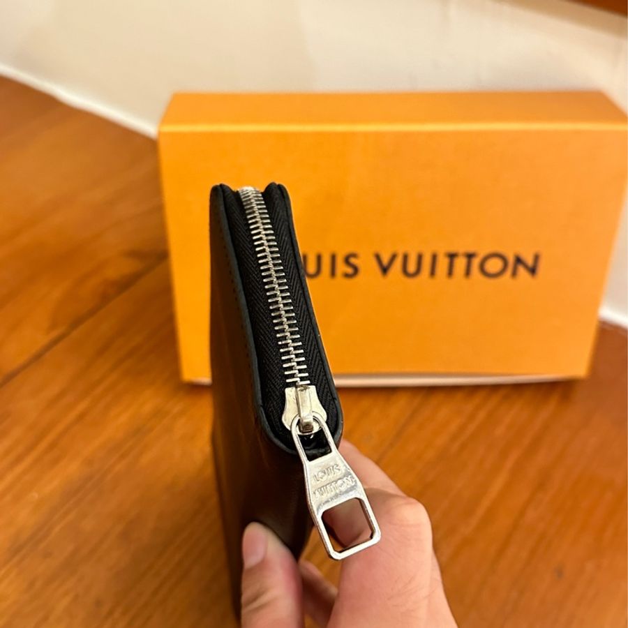 LV 黑皮革銀LOGOㄇ拉鍊長夾-3