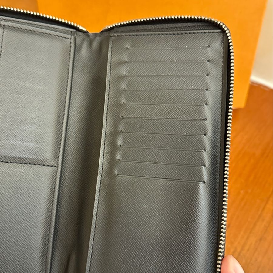 LV 黑皮革銀LOGOㄇ拉鍊長夾-7