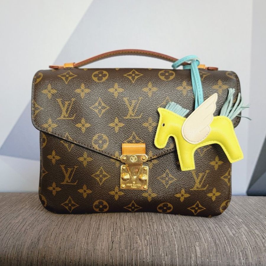 女生一定要有一顆原花郵差包🥰 超值二手 LOUIS VUITTON LV經典老花郵差包 一包3用包-4