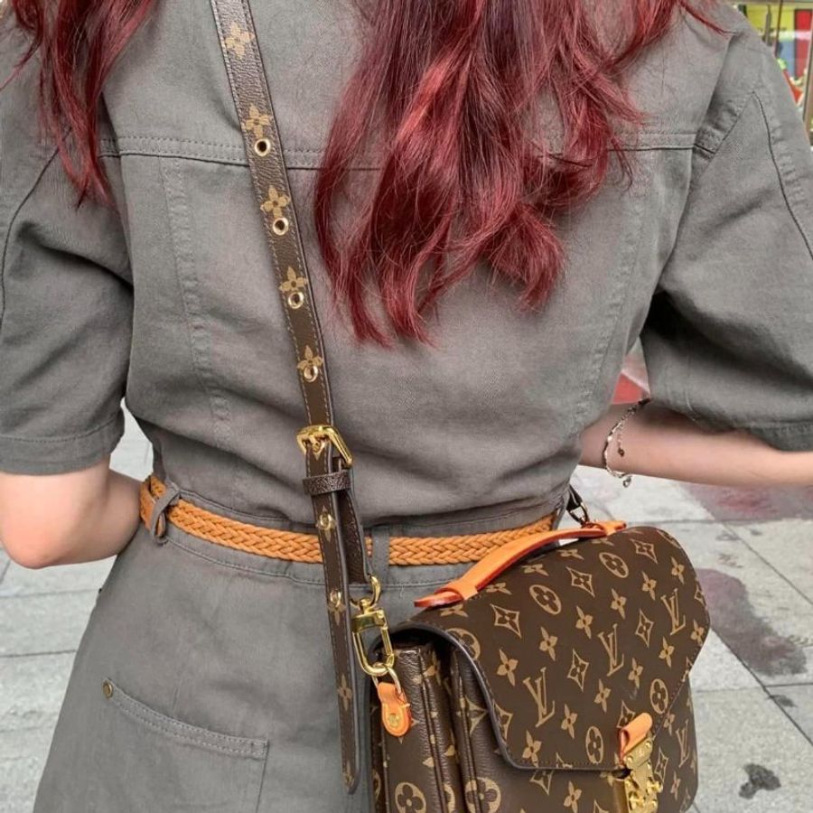 女生一定要有一顆原花郵差包🥰 超值二手 LOUIS VUITTON LV經典老花郵差包 一包3用包-23