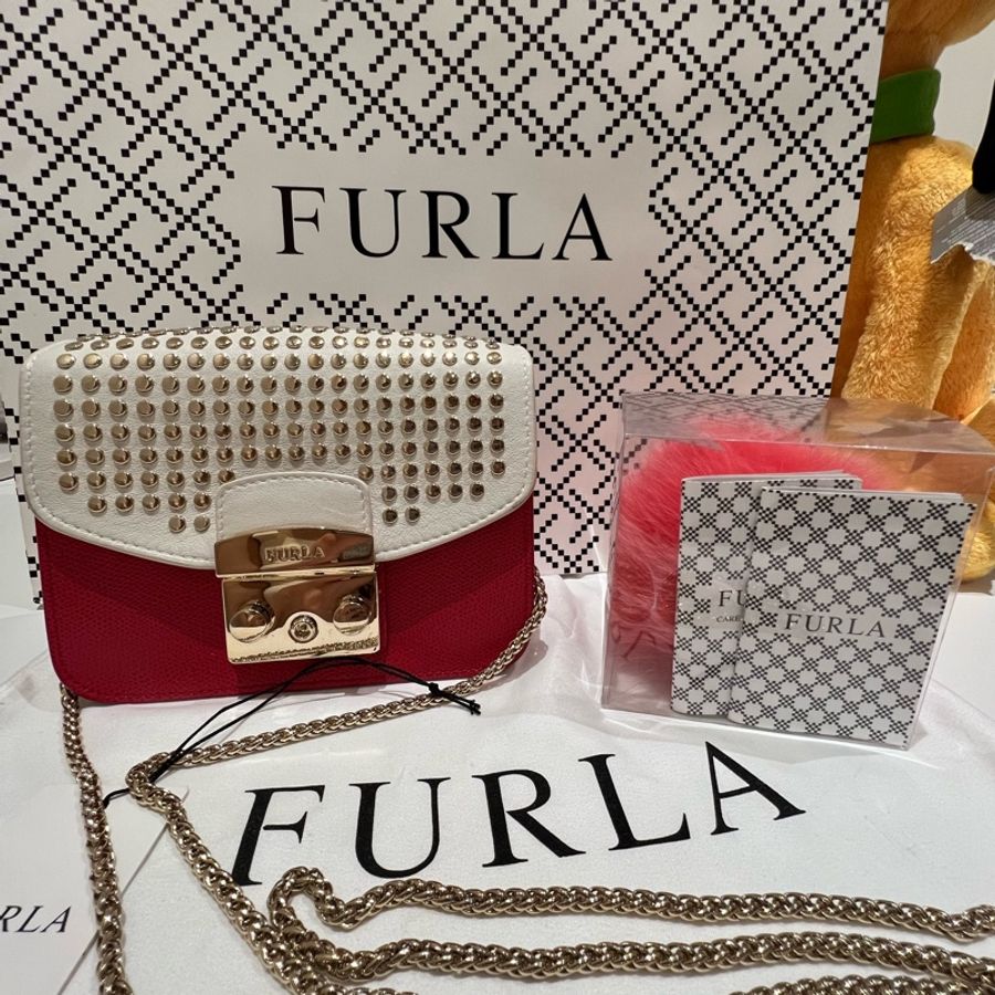 FURLA METROPOLIS系列防刮紅色皮革斜背小方包/送FURLA 兔毛毛球吊飾/可更換殼-0