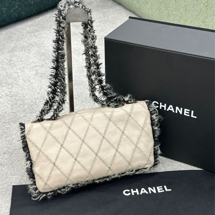 超稀有釋出✨甜甜價割愛💰Chanel 菱格紋毛邊口蓋包-1