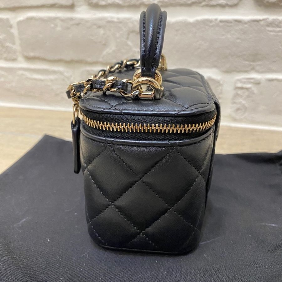 Chanel 2023年新版雷標 經典款提把手柄小盒子側背化妝包 羊皮黑金-3
