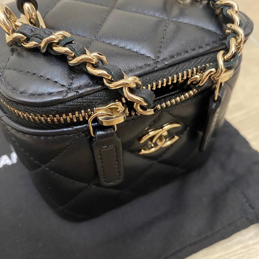 Chanel 2023年新版雷標 經典款提把手柄小盒子側背化妝包 羊皮黑金-4