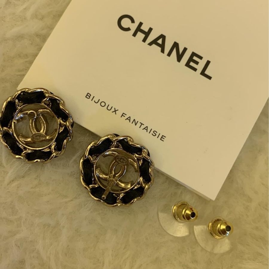Chanel耳環➰經典款。黑金皮穿鍊耳環-5