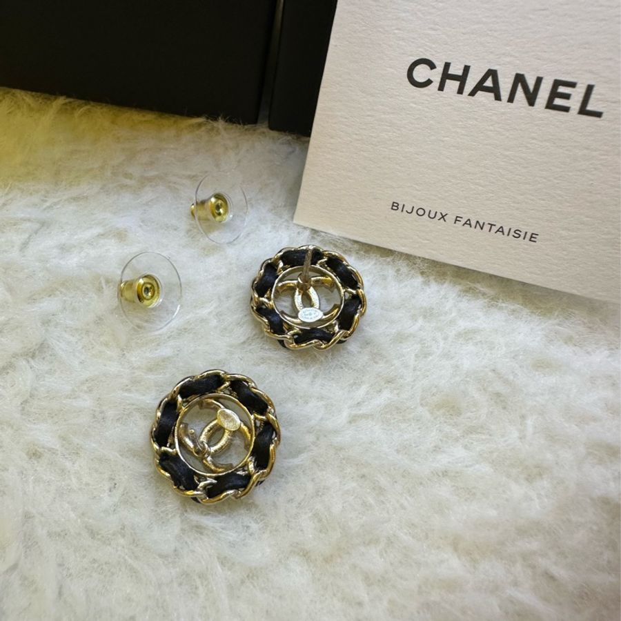 Chanel耳環➰經典款。黑金皮穿鍊耳環-8