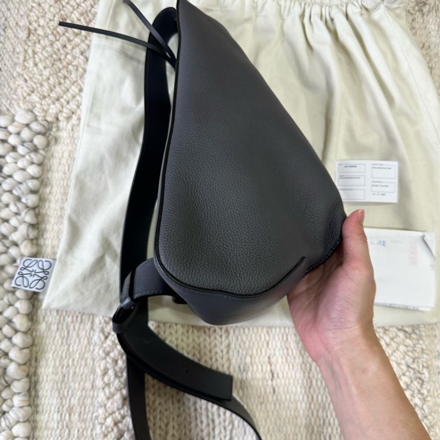 Loewe 柔軟立面小牛皮Anton斜背背包-0
