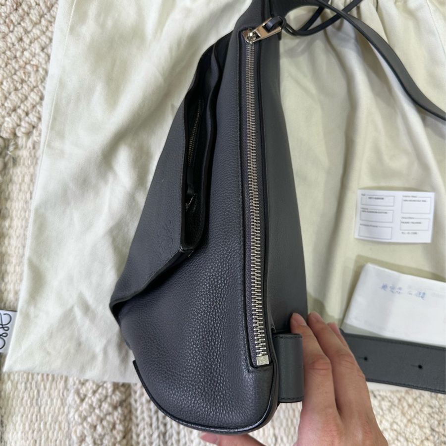 Loewe 柔軟立面小牛皮Anton斜背背包-2
