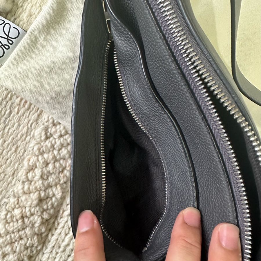 Loewe 柔軟立面小牛皮Anton斜背背包-4