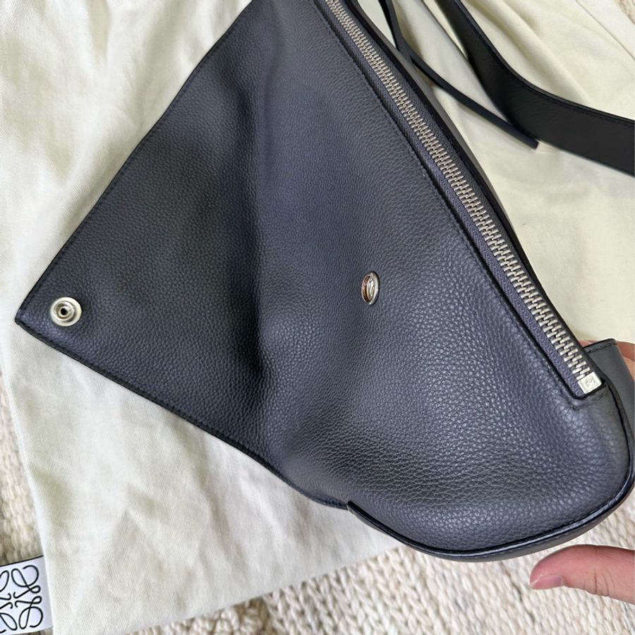 Loewe 柔軟立面小牛皮Anton斜背背包-5