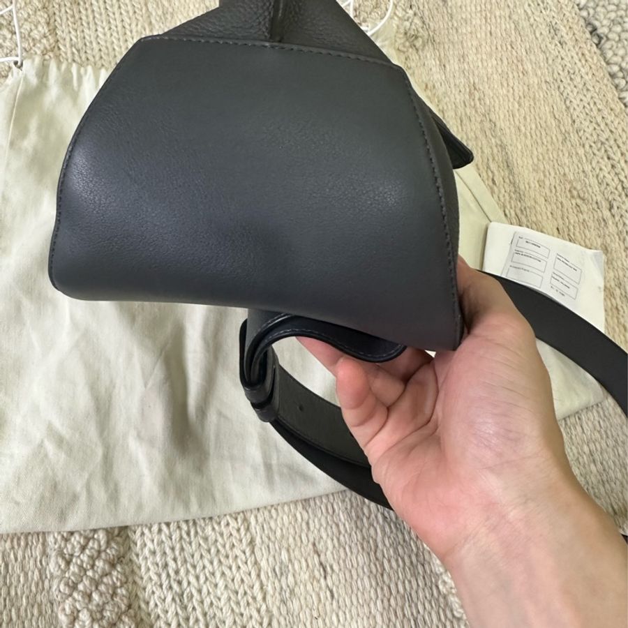Loewe 柔軟立面小牛皮Anton斜背背包-6