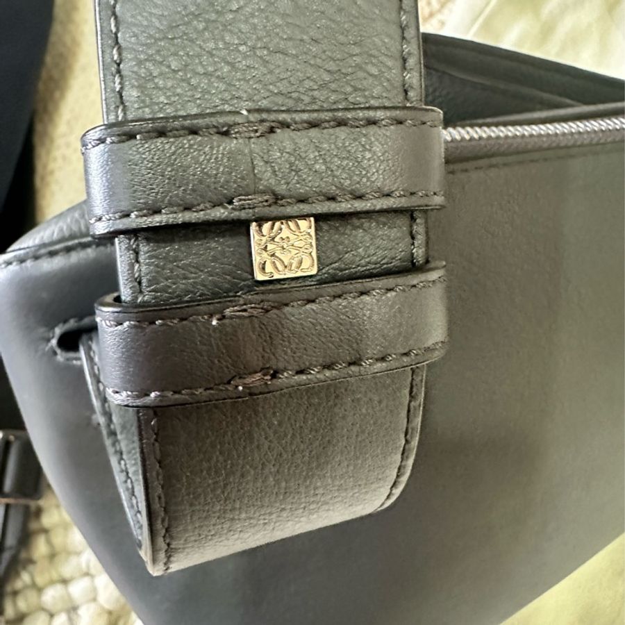 Loewe 柔軟立面小牛皮Anton斜背背包-8