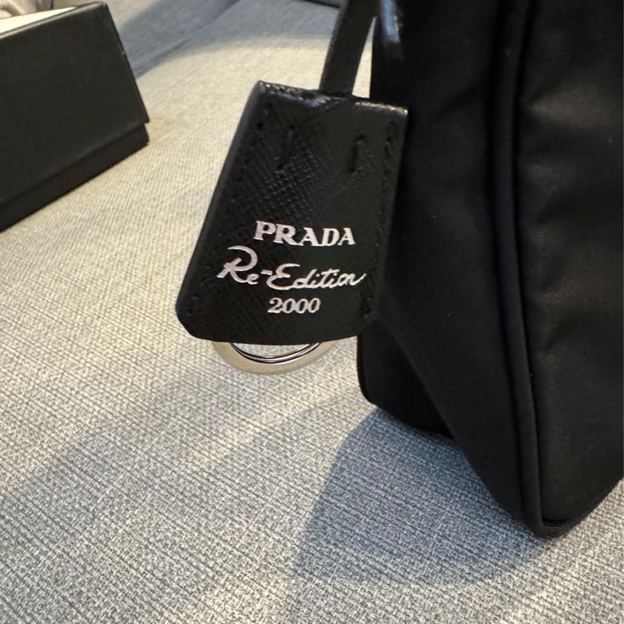 Prada Re-Edition hobo 2000年復刻版尼龍腋下包 近全新 (降價了)-4