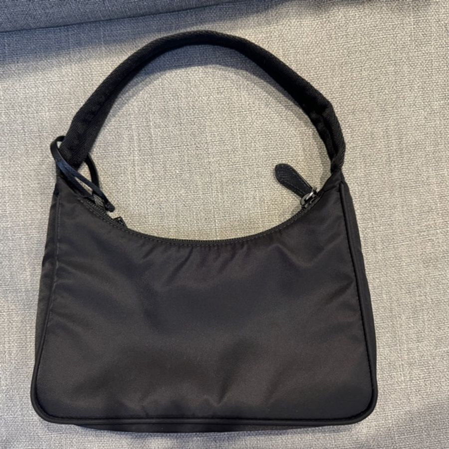 Prada Re-Edition hobo 2000年復刻版尼龍腋下包 近全新 (降價了)-7