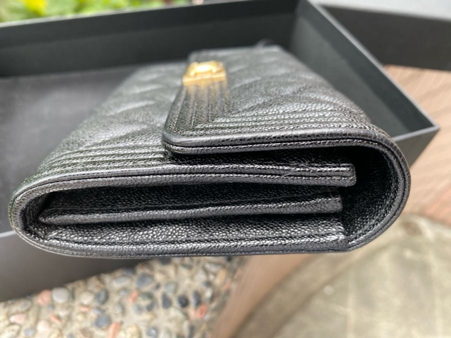 近新CHANEL黑色BOY款荔枝皮復古金logo中夾A84385-5