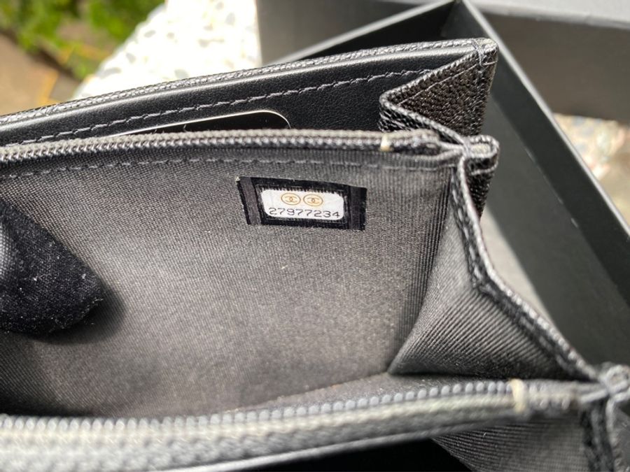 近新CHANEL黑色BOY款荔枝皮復古金logo中夾A84385-9