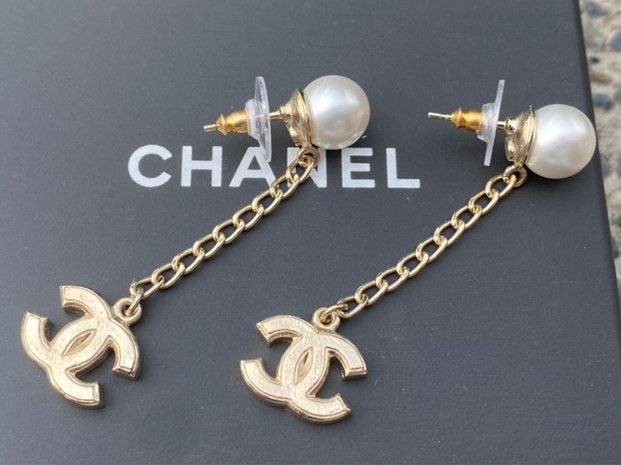 全新CHANEL金色珍珠水鑽垂墜雙c logo針式耳環-3