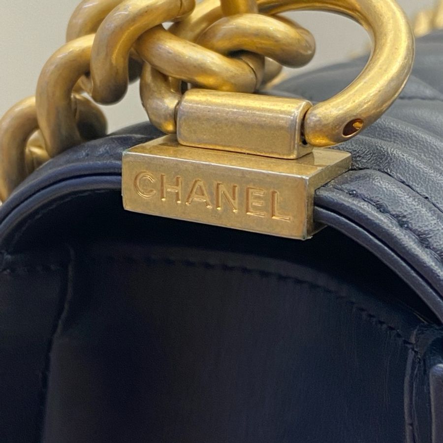 Chanel 午夜藍羊皮金釦boy 25-15