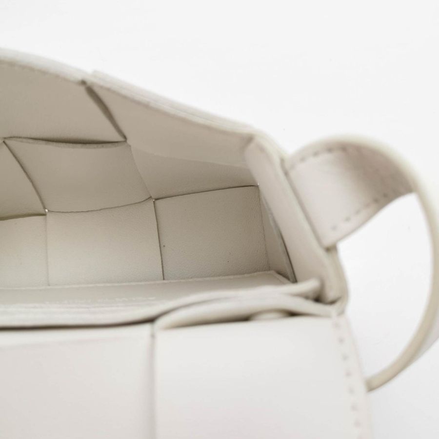 Bottega Veneta Cassette迷你羊皮純色intreccio編織斜挎包單肩包-8