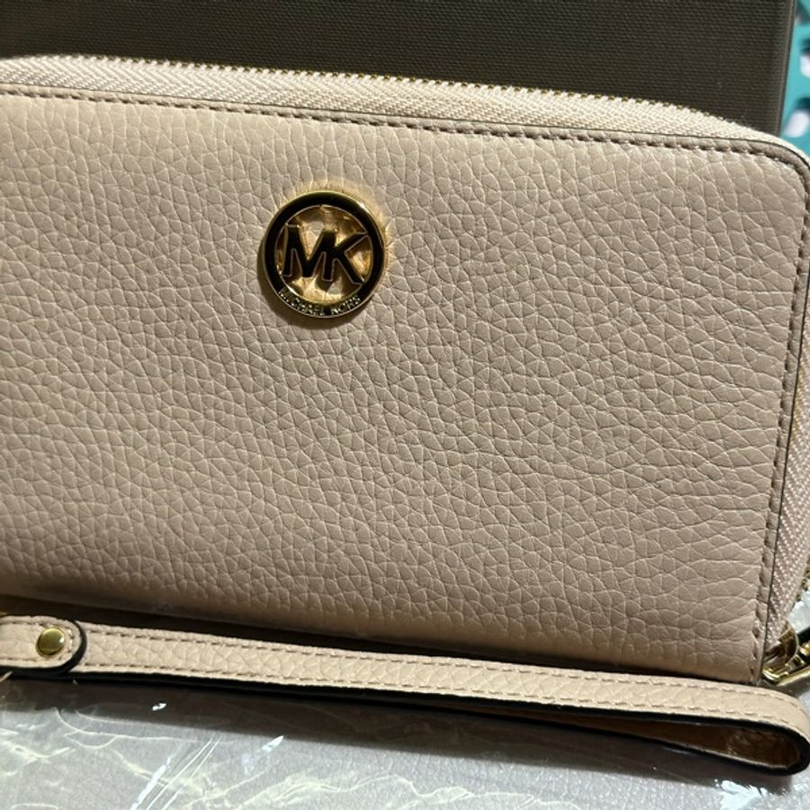 Michael Kors 金字小LOGO全新荔枝紋拉鍊手掛式長夾/手機包(米色）-5