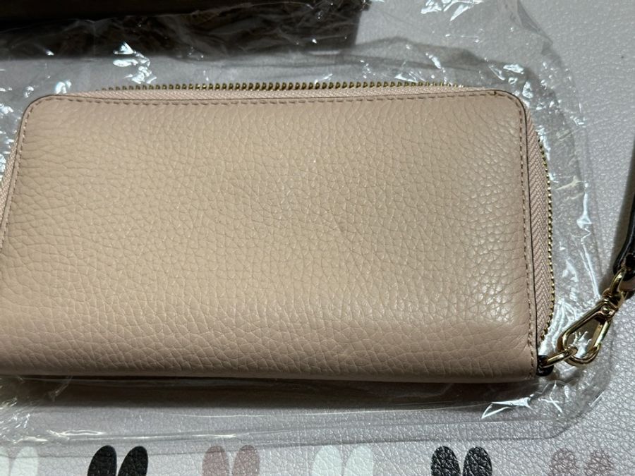 Michael Kors 金字小LOGO全新荔枝紋拉鍊手掛式長夾/手機包(米色）-6