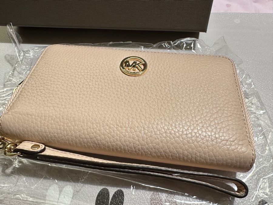 Michael Kors 金字小LOGO全新荔枝紋拉鍊手掛式長夾/手機包(米色）-7