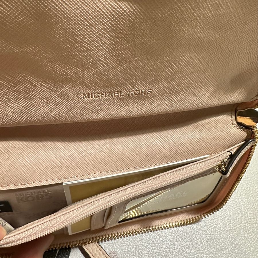 Michael Kors 金字小LOGO全新荔枝紋拉鍊手掛式長夾/手機包(米色）-8