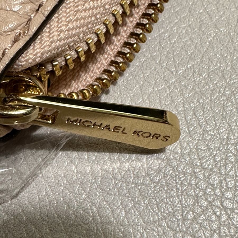 Michael Kors 金字小LOGO全新荔枝紋拉鍊手掛式長夾/手機包(米色）-10
