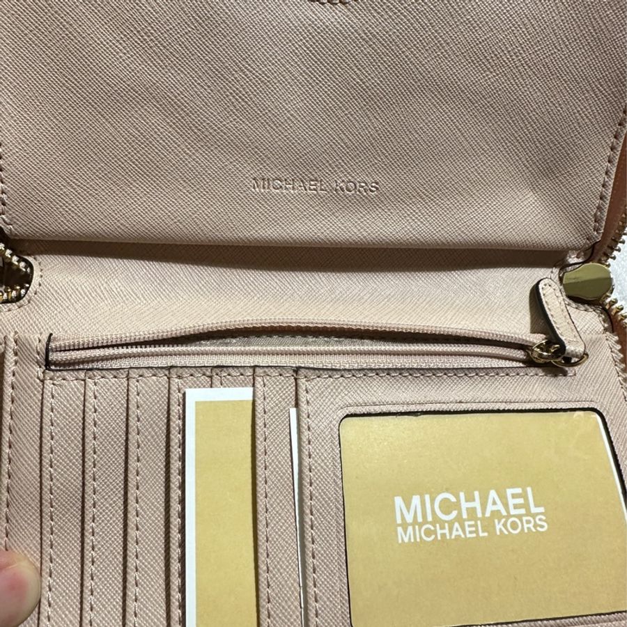 Michael Kors 金字小LOGO全新荔枝紋拉鍊手掛式長夾/手機包(米色）-2