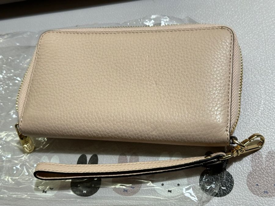 Michael Kors 金字小LOGO全新荔枝紋拉鍊手掛式長夾/手機包(米色）-3