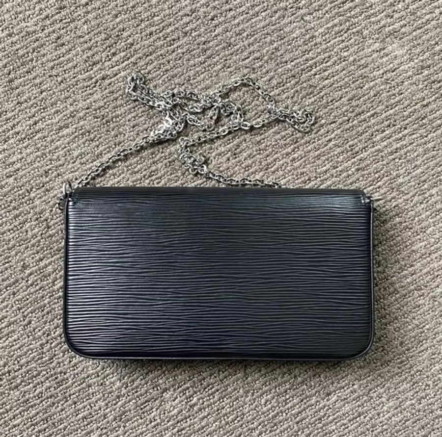 LV 經典 Pochette Felicie EPI 皮革暗釦銀鍊手拿/斜背包-黑-8