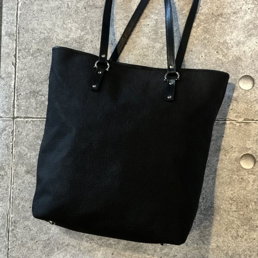 SALVATORE FERRAGAMO 黑色布面 LOGO直立 購物包 /肩背包/側肩包-0