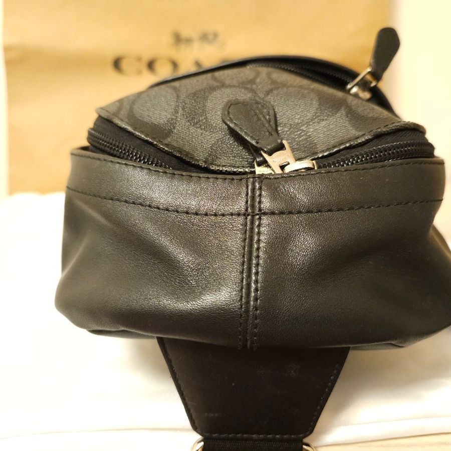 美國COACH CHARLES＿Ｃ壓紋個性斜背包 /男女包 / COACH包 / 包包專櫃品牌  / 產品編號F54787-27