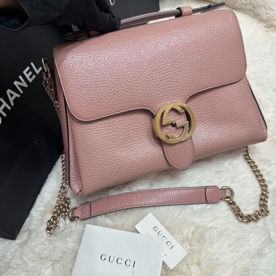 古馳 玫瑰粉 GUCCI 金屬LOGO牛皮翻蓋三層斜背鍊包(粉)-0