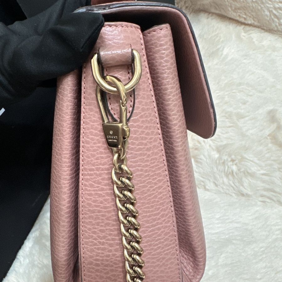 古馳 玫瑰粉 GUCCI 金屬LOGO牛皮翻蓋三層斜背鍊包(粉)-6