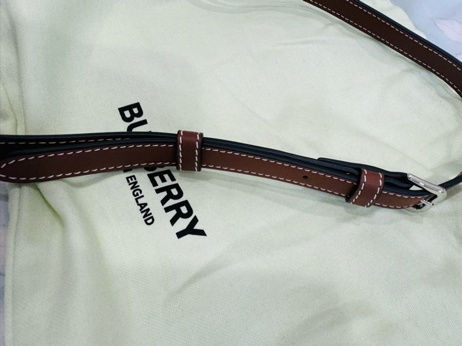 全新 Burberry Horseferry印花帆布翻蓋斜背包-18