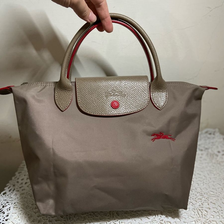 LONGCHAMP 70週年紀念款-經典LE PLIAGE刺繡暗釦/拉鍊短提把尼龍水餃包(小-棕色)-0
