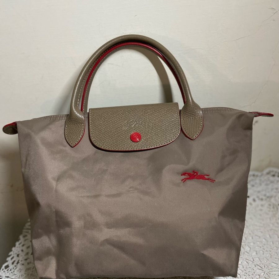 LONGCHAMP 70週年紀念款-經典LE PLIAGE刺繡暗釦/拉鍊短提把尼龍水餃包(小-棕色)-2