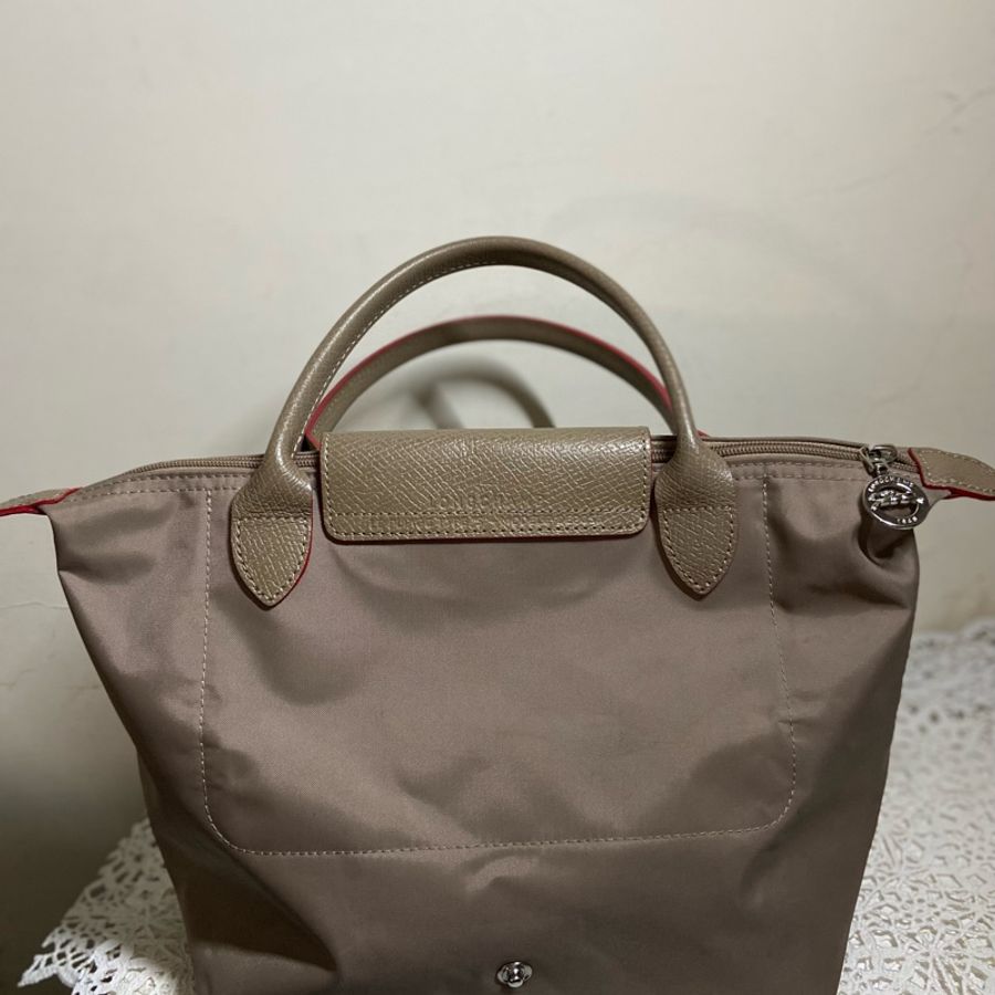 LONGCHAMP 70週年紀念款-經典LE PLIAGE刺繡暗釦/拉鍊短提把尼龍水餃包(小-棕色)-3