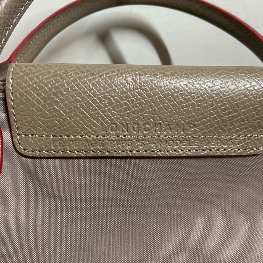LONGCHAMP 70週年紀念款-經典LE PLIAGE刺繡暗釦/拉鍊短提把尼龍水餃包(小-棕色)-4