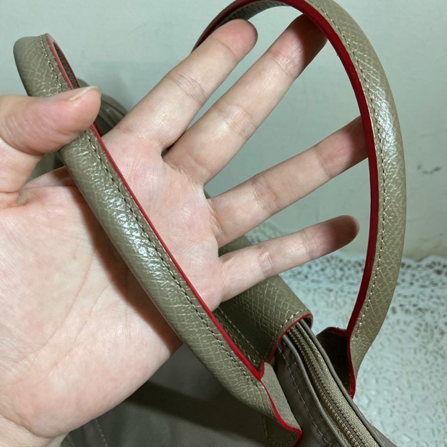 LONGCHAMP 70週年紀念款-經典LE PLIAGE刺繡暗釦/拉鍊短提把尼龍水餃包(小-棕色)-5