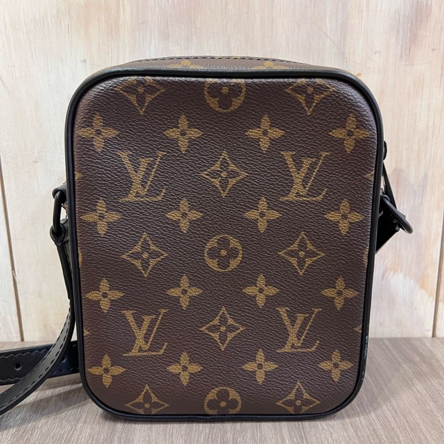 LV M69404 原花 老花 黑釦 Christopher 隨身包 隨身錢包 小包 斜背包 郵差包 肩背包-2