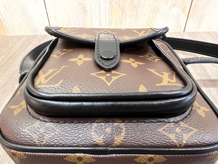 LV M69404 原花 老花 黑釦 Christopher 隨身包 隨身錢包 小包 斜背包 郵差包 肩背包-11